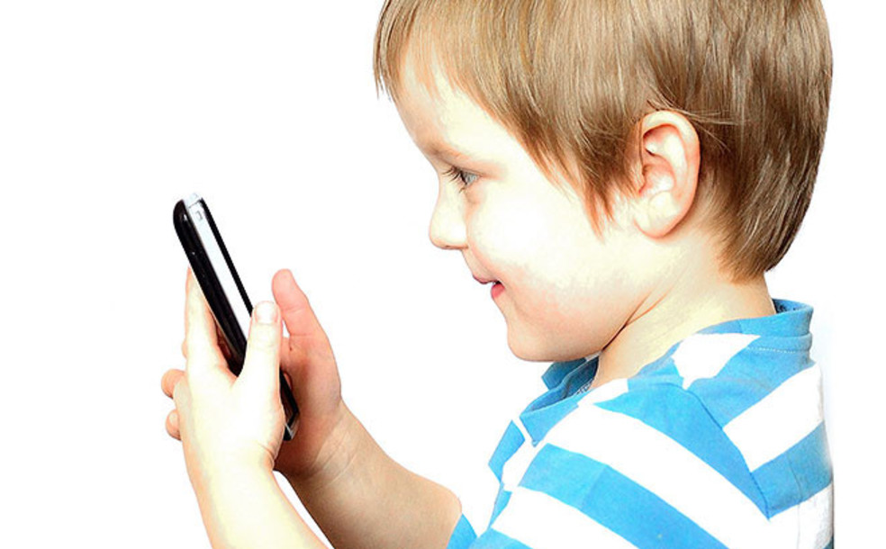 Можно ли ребенку айфон. Ребенок с телефоном. Ребенок с телефоном в руках. Злой ребенок со смартфоном. Гаджетов в детстве смартфон ребенок руки.