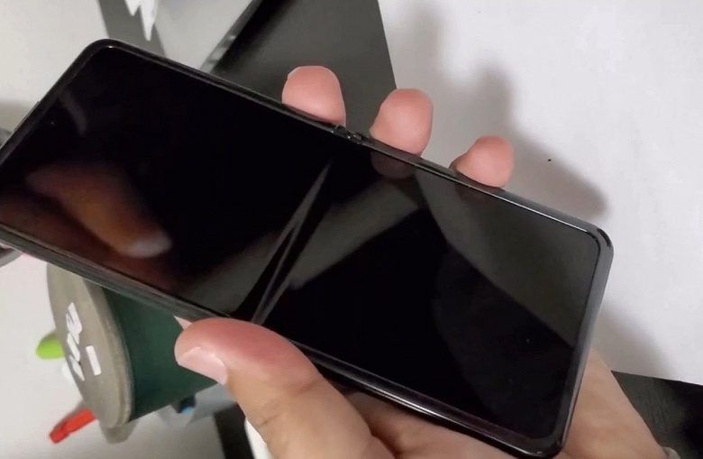 На фото показали главный недостаток раскладного Samsung Galaxy Z Flip
