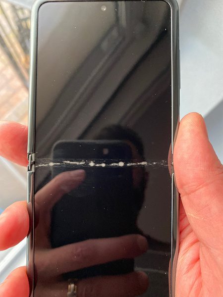 Экран смартфона Samsung Galaxy Z Flip лопнул на морозе