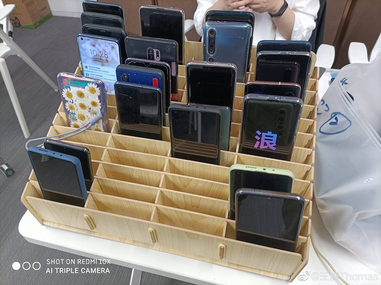 На фото из соцсети обнаружили огромный смартфон от Xiaomi
