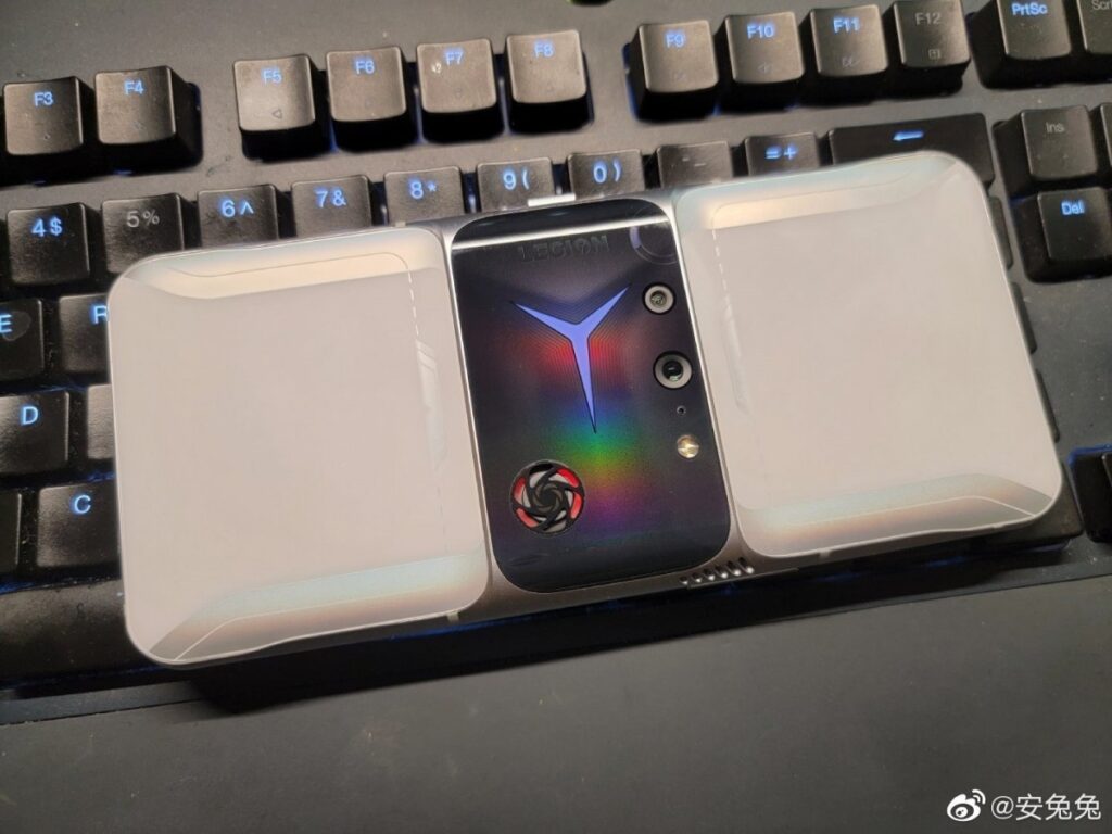 Опубликованы фото игрового смартфона Lenovo Legion со встроенным вентилятором