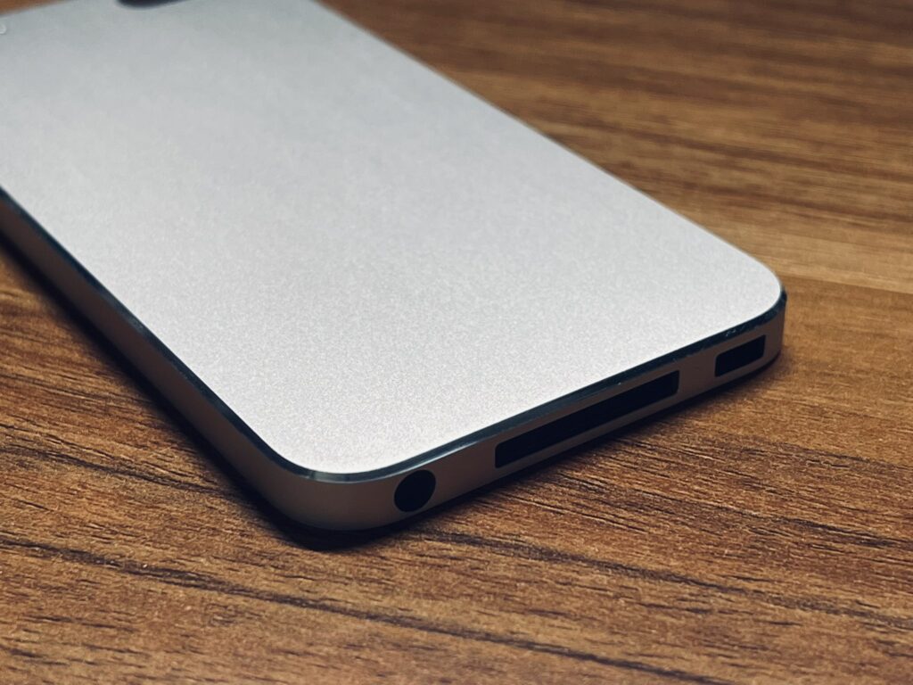 Редкий прототип iPod touch 5 с плоскими гранями показали на фото в Сети