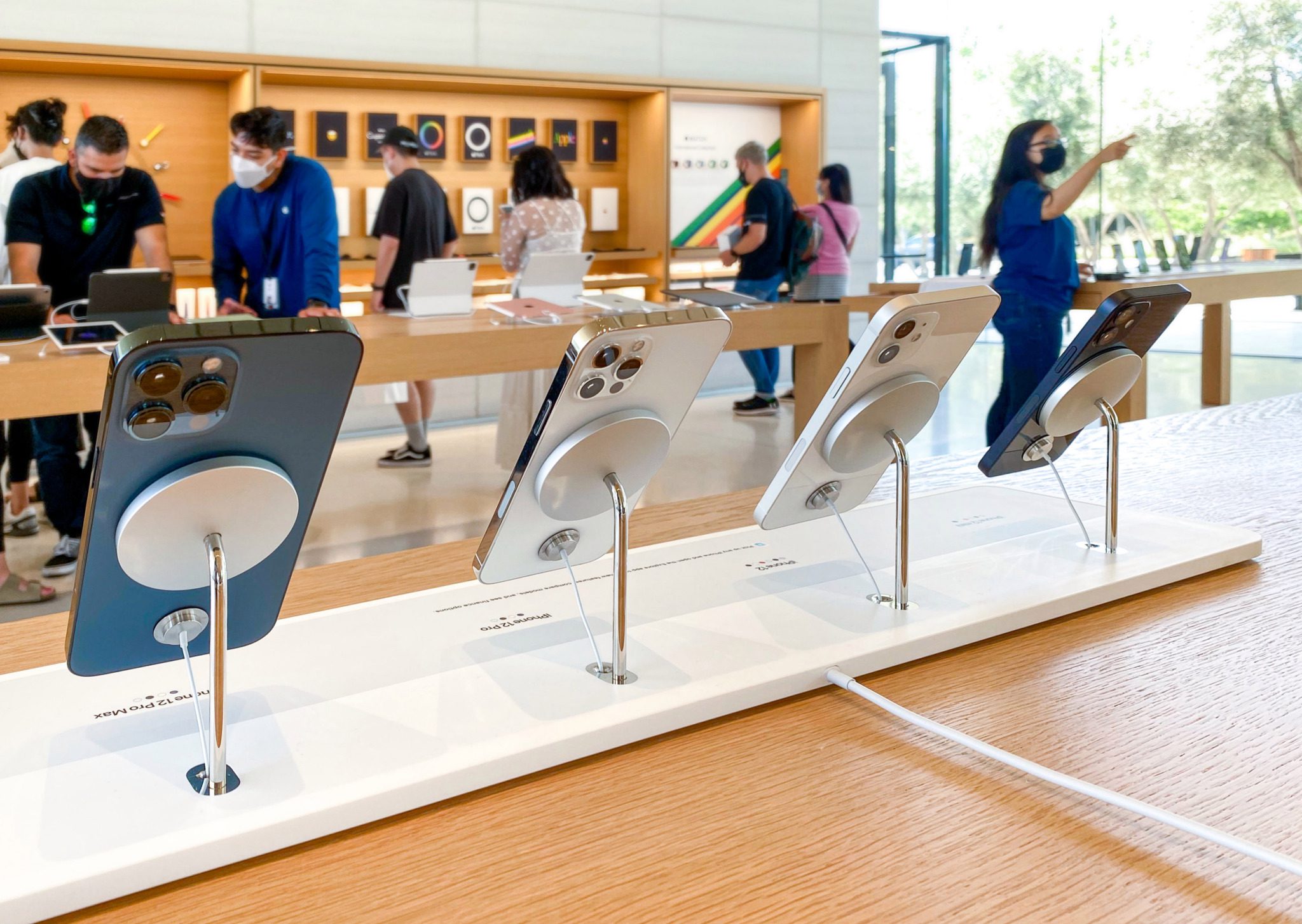 В магазинах Apple появилась новая док-станция MagSafe без портов