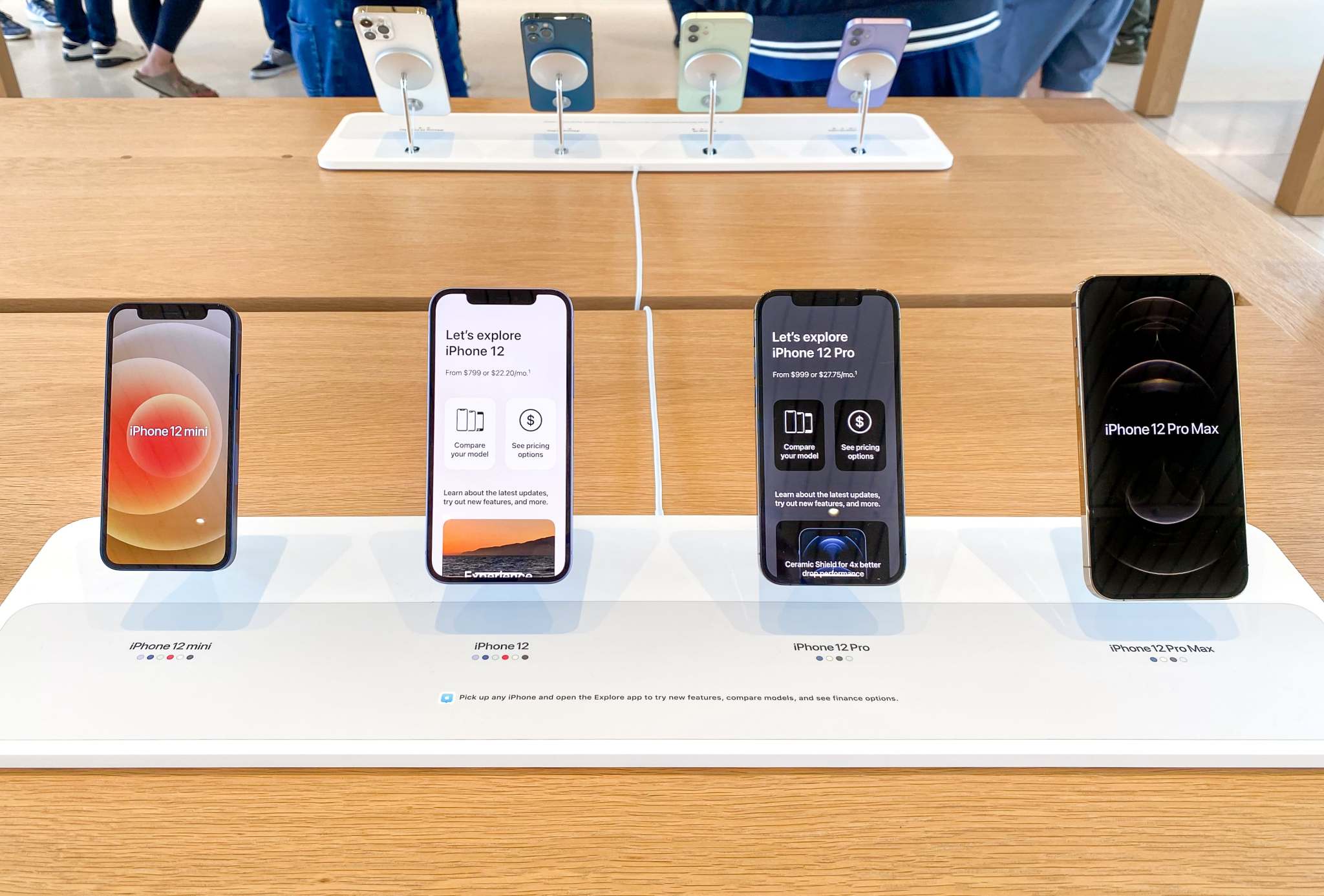 В магазинах Apple появилась новая док-станция MagSafe без портов