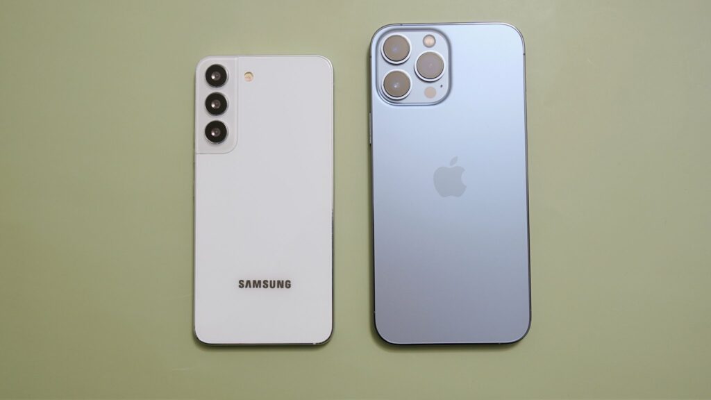 Макет нового Samsung Galaxy S22 впервые сравнили с iPhone 13 Pro