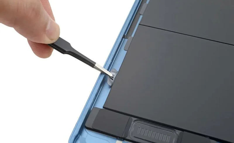 iPad Air 5 оснащен язычками для более простой замены батареи