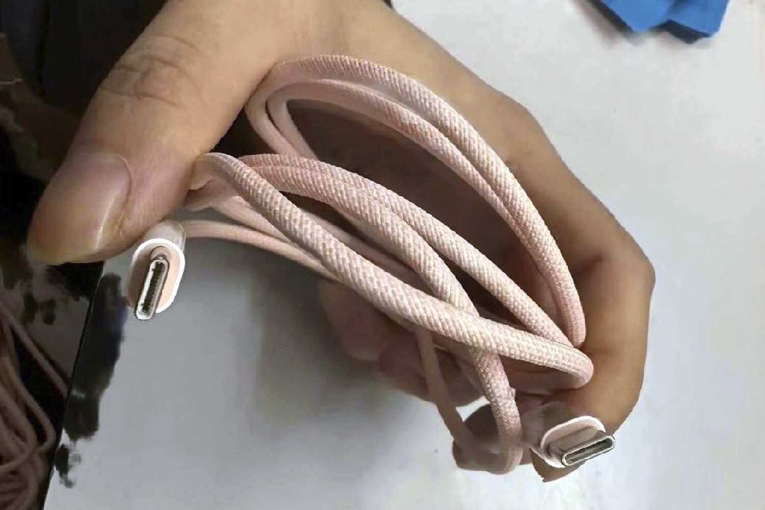 WCCFtech: инсайдер показал снимки плетеных проводов USB-C для iPhone 15