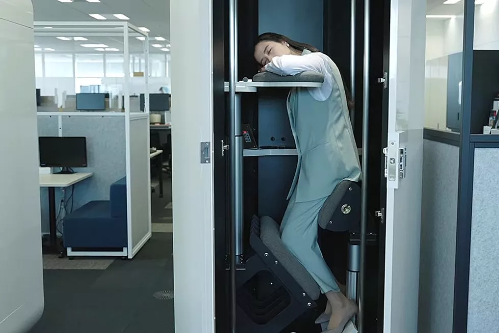 Daily Mail: японские учёные разработали позволяющее спать стоя устройство