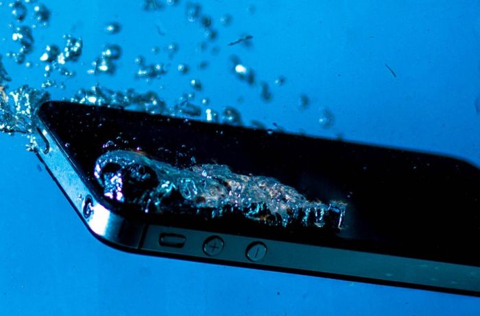 «Можно реанимировать»: эксперт рассказала, что делать с упавший в воду смартфоном