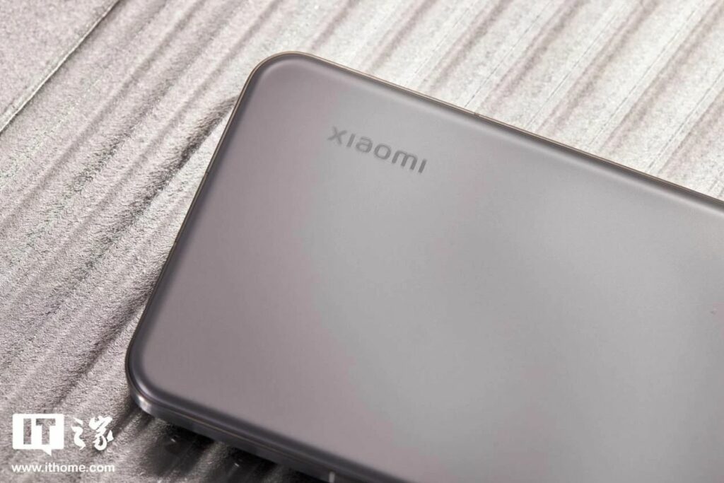 Титановый Xiaomi 14 Pro Titanium Special Edition показали на «живых» фотографиях