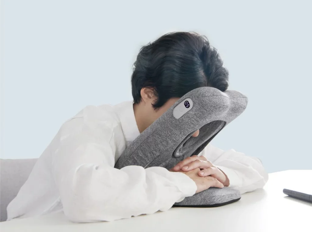Японцы представили подушку для сна за столом и оценили ее в 6 тысяч рублей