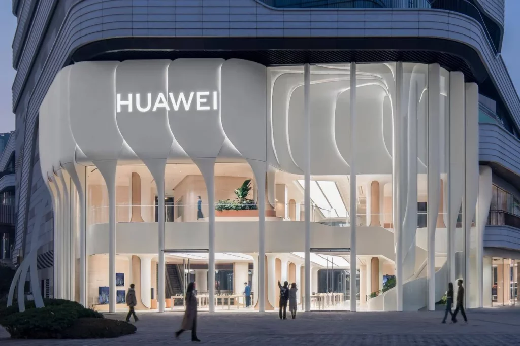 Huawei открыла самый большой и уникальный флагманский магазин в Шанхае