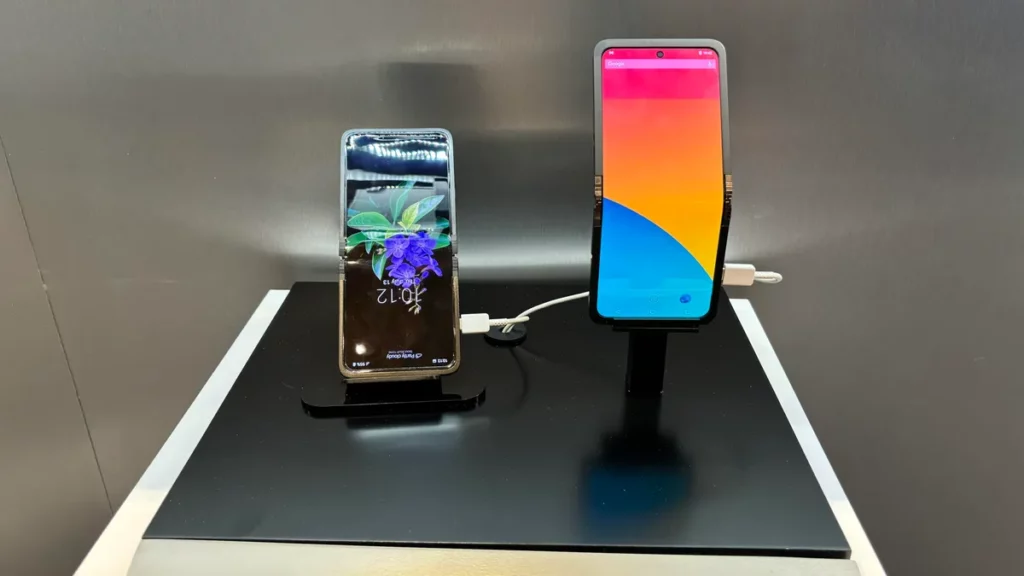 CES 2024: Samsung выпустила и показала складной двусторонний экран In&Out Flip
