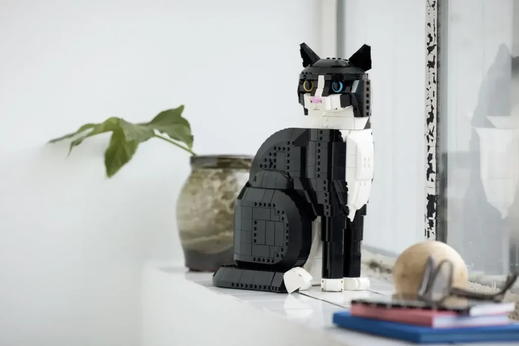 LEGO порадовала своих фанатов выпуском большого "Кота в смокинге"