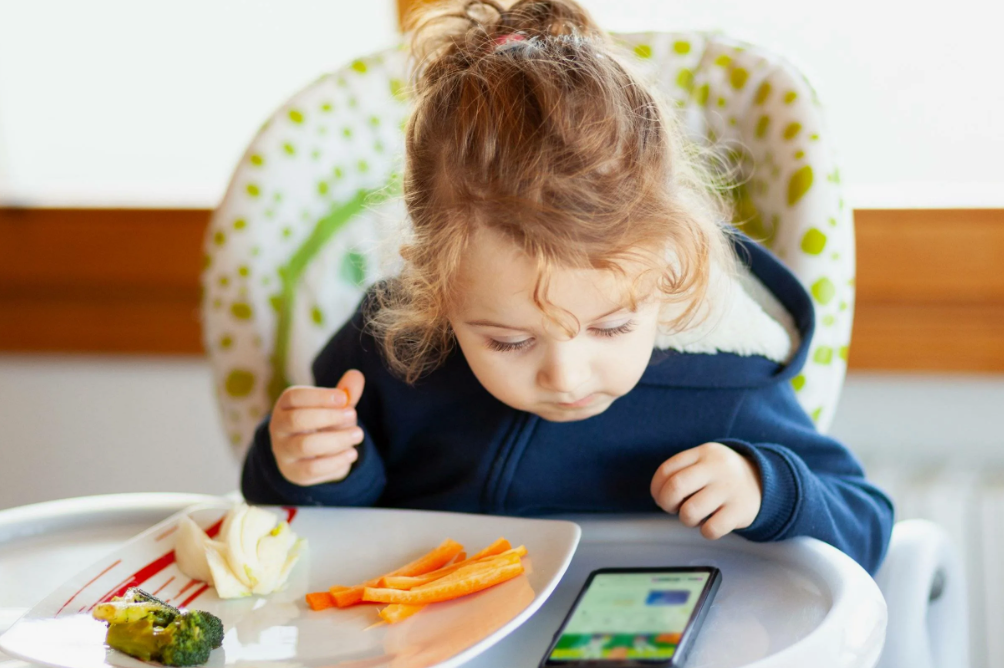 Ученые: просмотр ТВ во время еды может быть причиной лишнего веса у детей