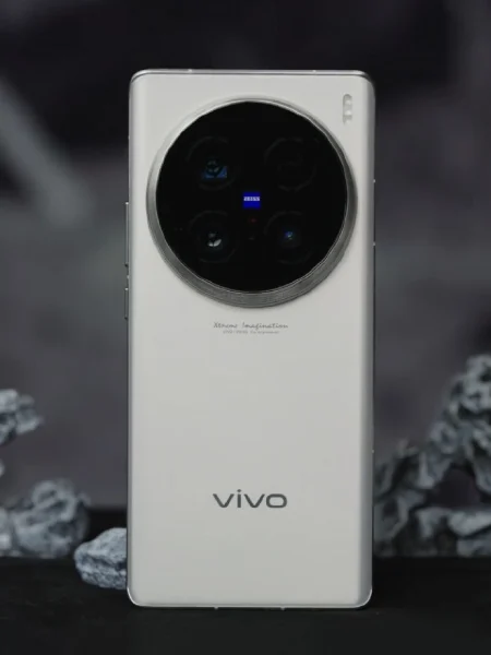 Инсайдер показал Vivo X100 Ultra на "живых" фотографиях