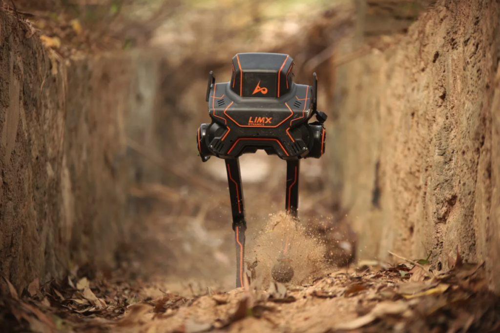 Учёные в КНР провели испытания в дремучем лесу робота из «Звездных войн»