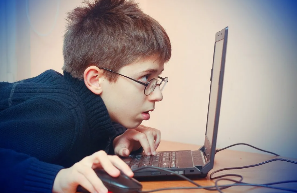 Исследование: интернет-зависимость отрицательно влияет на работу мозга подростков