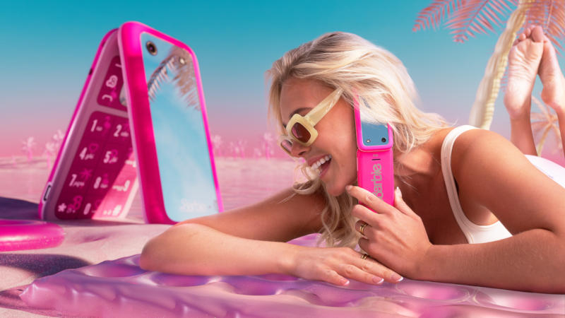 HMD представила кнопочную раскладушку Barbie Phone с зеркалом и стразами