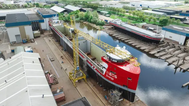 В Нидерландах провели спуск первого танкера для CO₂-хранилища в море