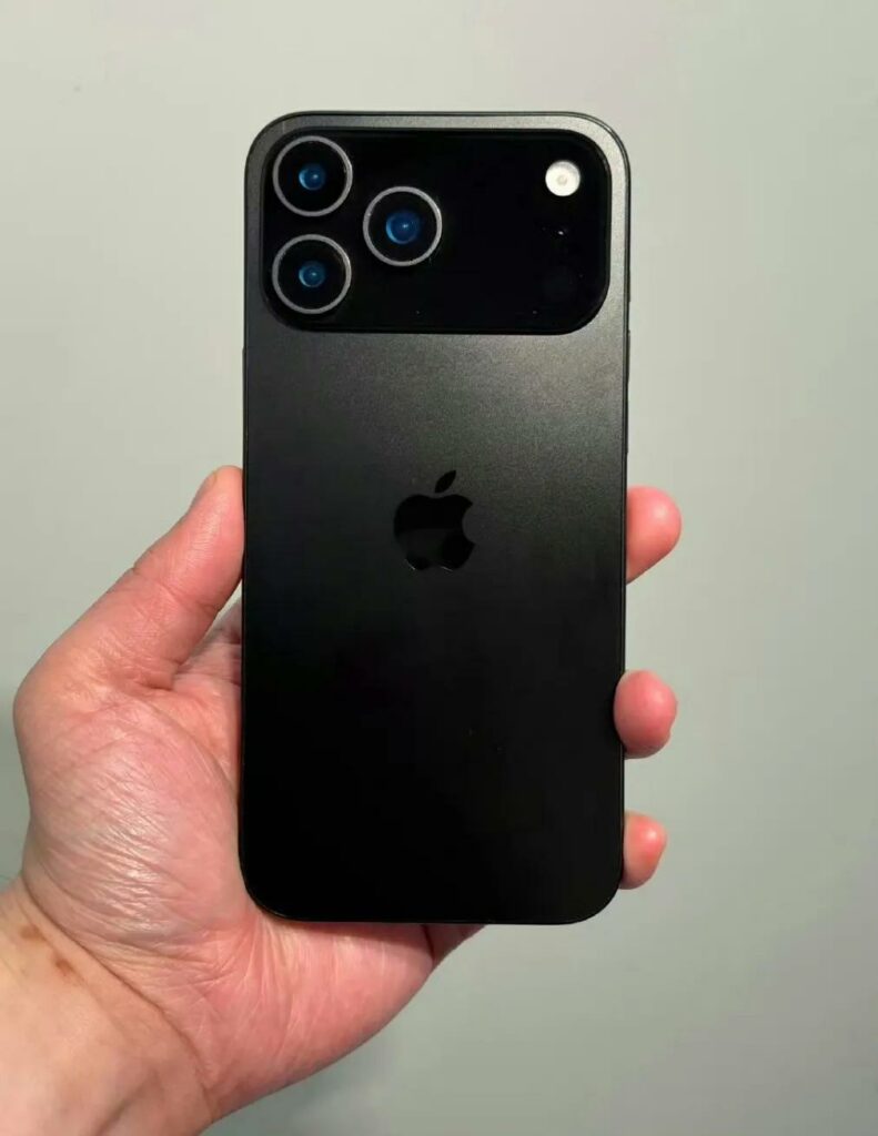 В сети опубликованы новые качественные фото iPhone 17 Pro с обновлённым дизайном