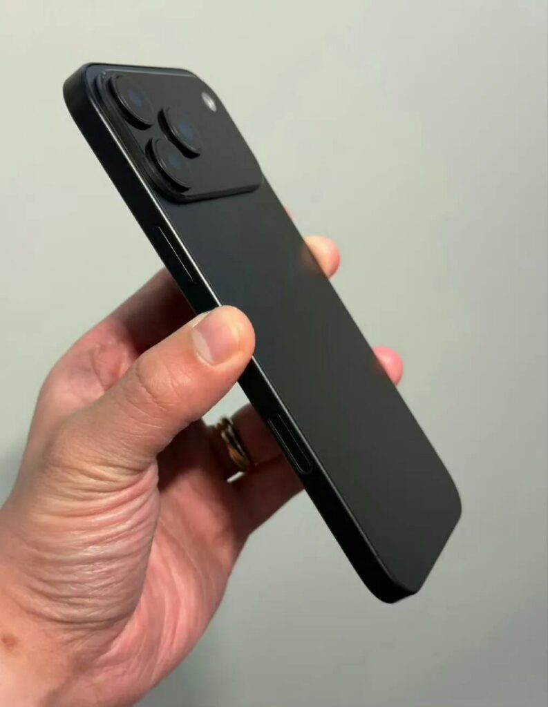 В сети опубликованы новые качественные фото iPhone 17 Pro с обновлённым дизайном