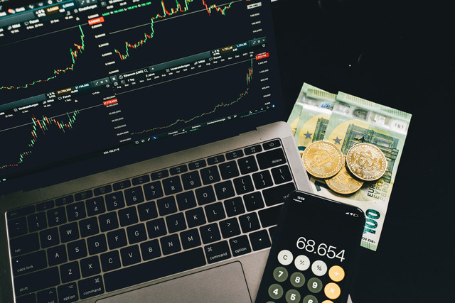 ТОП‑5 курсов по трейдингу 2025: стоит ли выбирать MoneyFest?