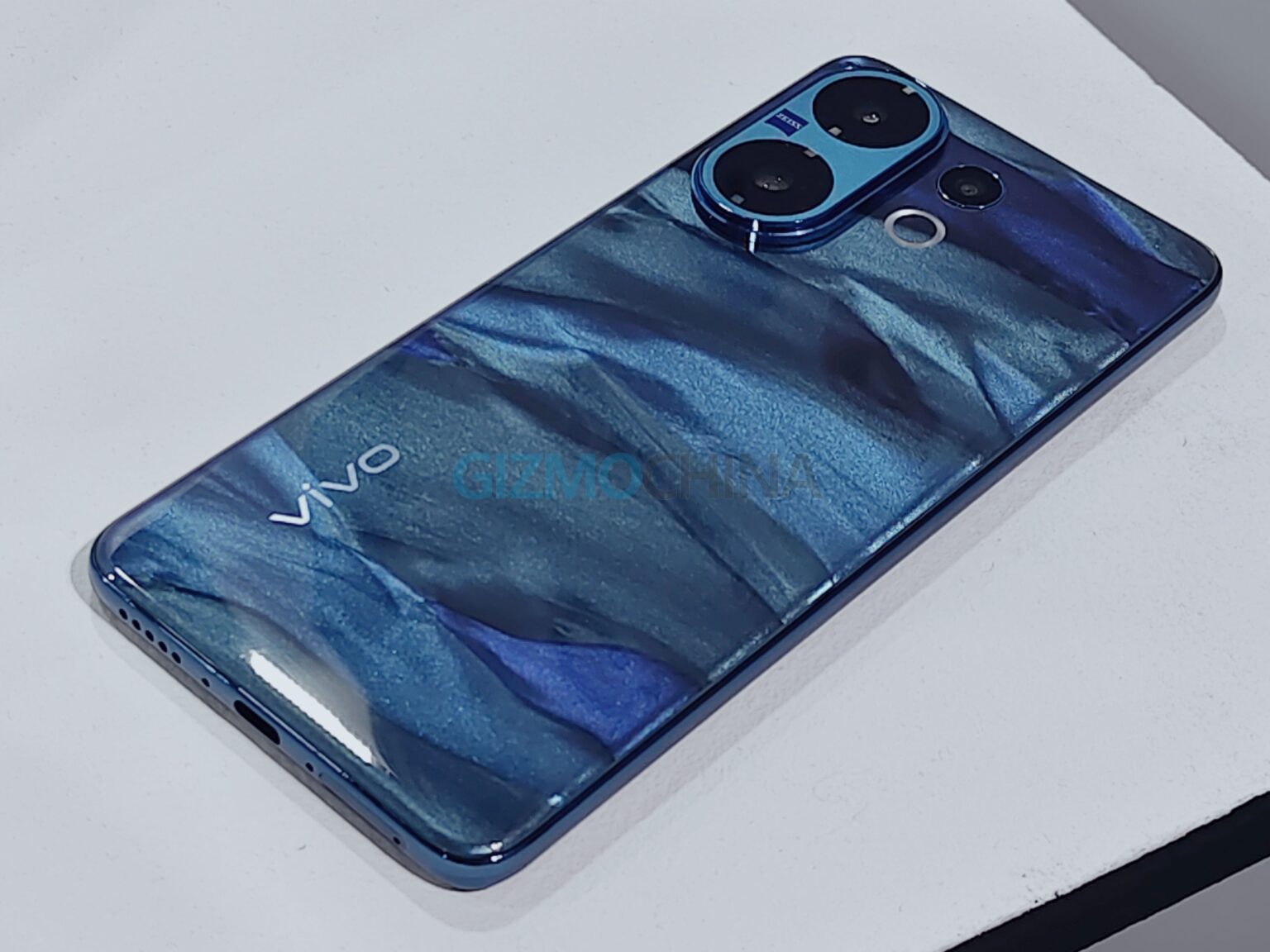 Vivo V60: смартфон с камерой ZEISS, долгим аккумулятором и защитой IP68