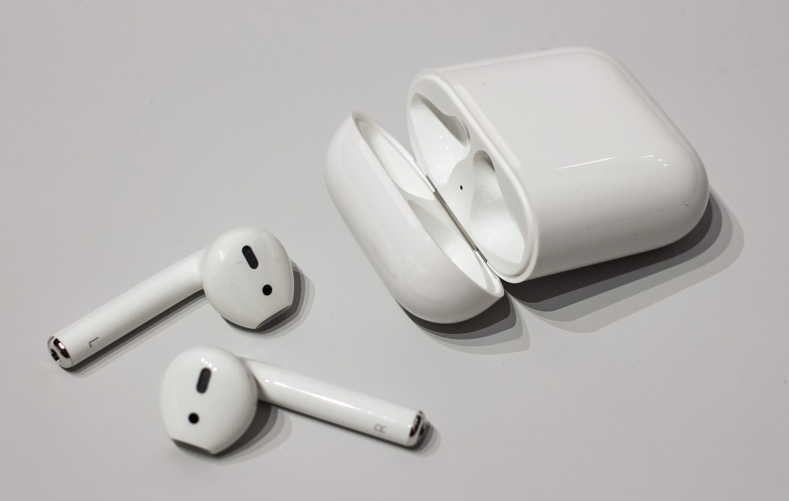 Стоит ли покупать AirPods? Объективное сравнение с конкурентами в 2025 году