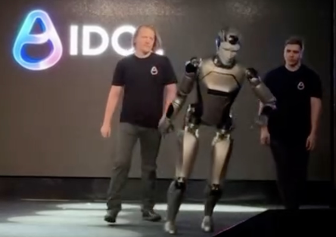 В Москве показали робота Aidol, который упал на сцене под «Рокки»
